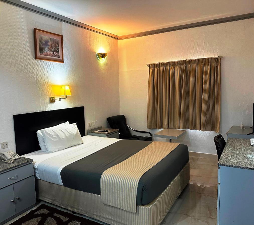 होटल Grand Astoria 3*